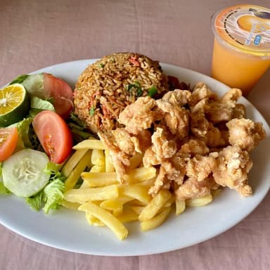 Arroz Cantonés con Alitas de Pollo Fritas