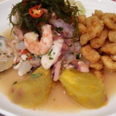 Ceviche de Mariscos con Chicharrón