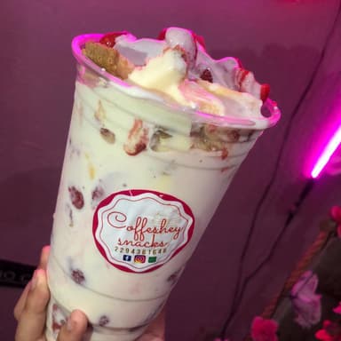 FRESAS CON CREMA 32 ONZAS APROX.