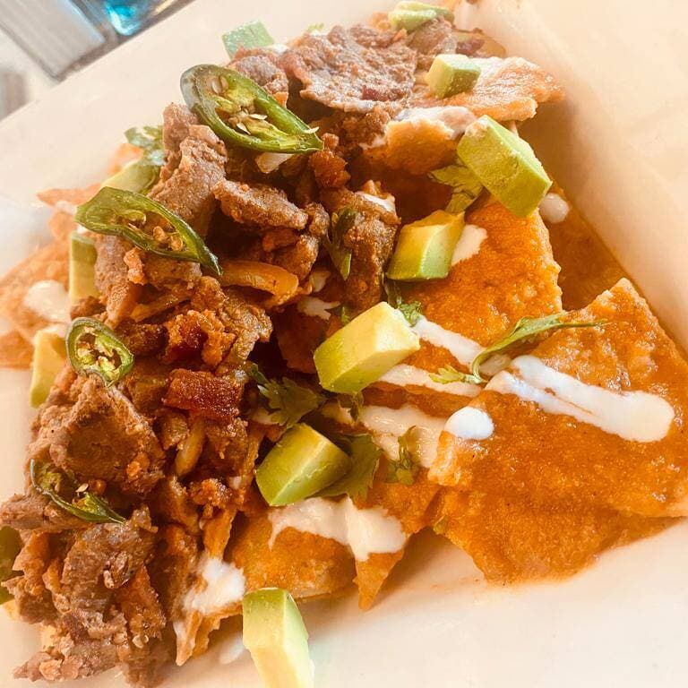 Chilaquiles en Salsa de Chorizo Con Arrachera