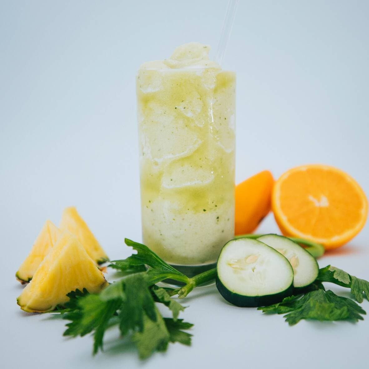 Verde (Piña, Naranja, Apio y Pepino).