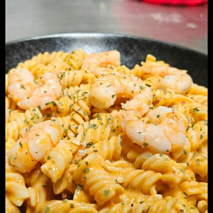 Pasta Alfredo Chipotle con Camarones Asados Copiar