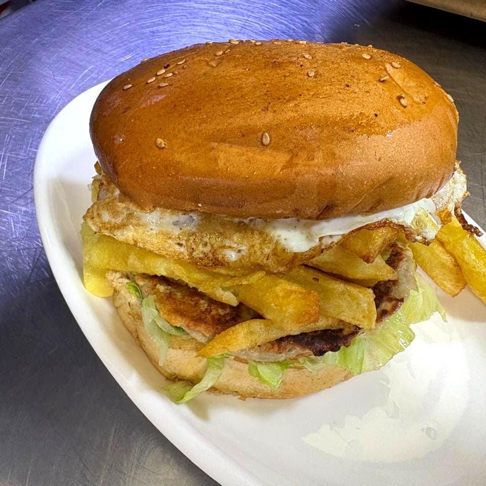 Hamburguesa de pollo + Inka-Cola