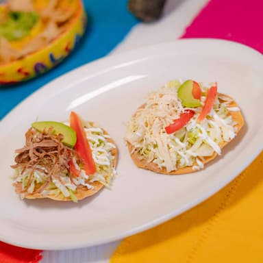 Tostadas de Pollo o Deshebrada
