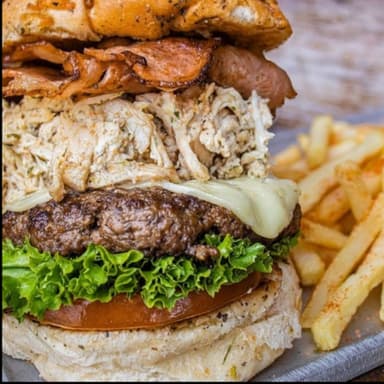 Hamburguesa Troyana mas Gaseosa Pet 400
