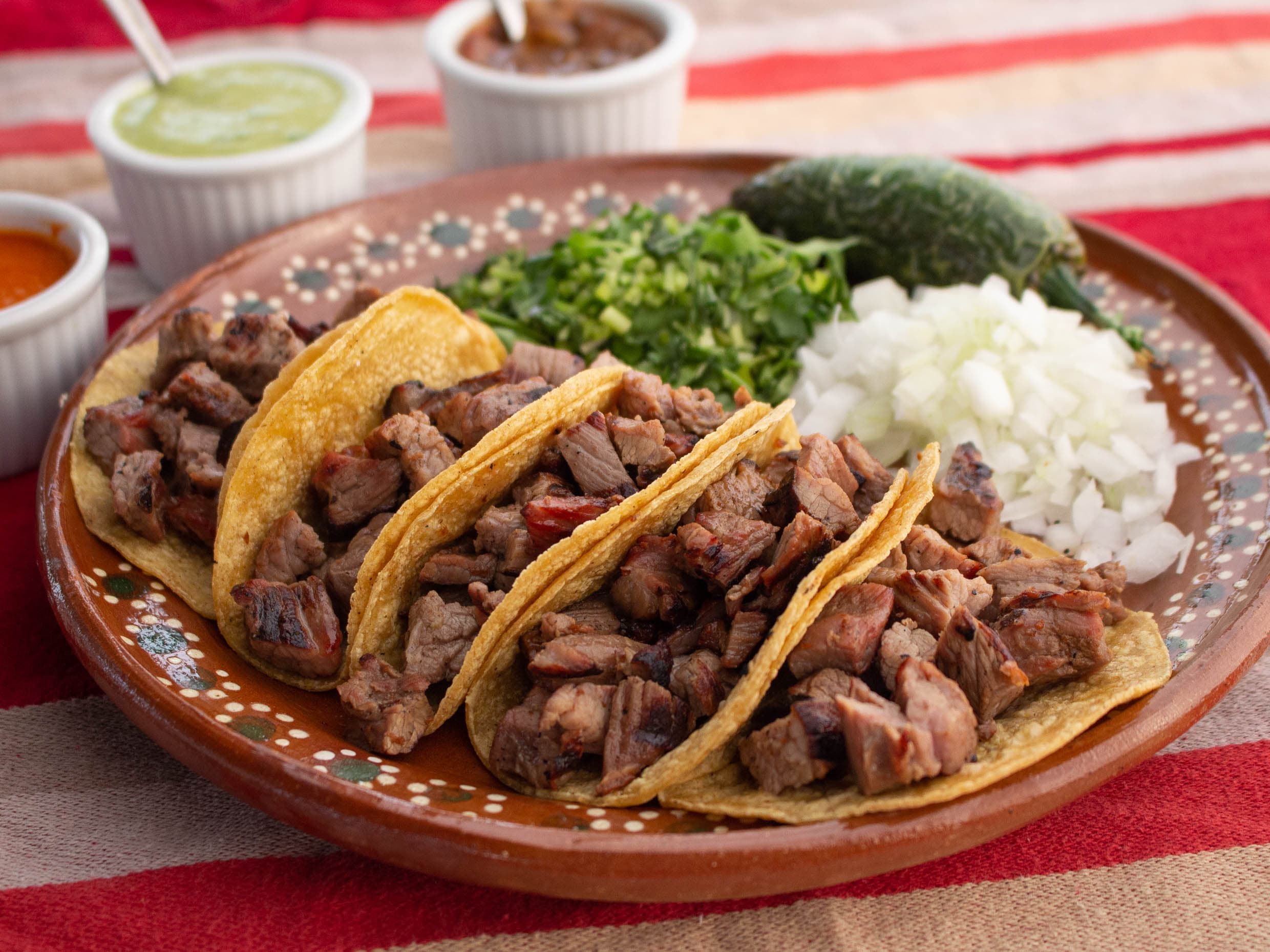 Orden de Tacos, Cebolla Asada y Salsas