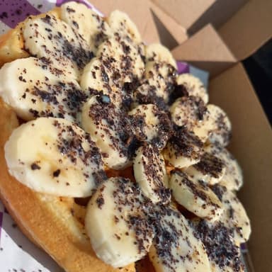Waffle con plátano y oreo