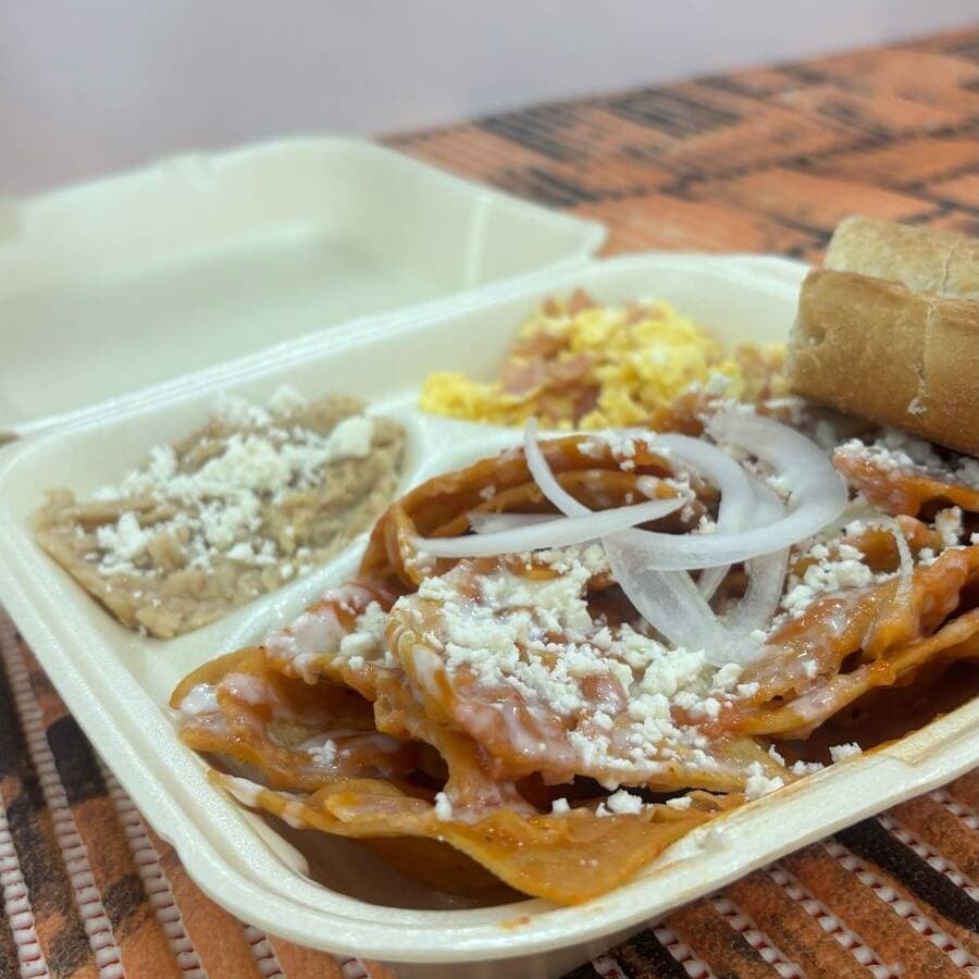 Chilaquiles Rojos Blandos con Huevo Revuelto Jamon