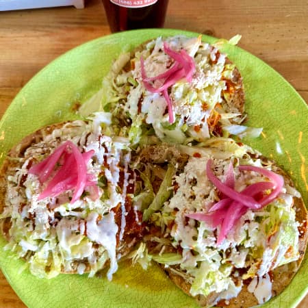 Tostadas de Pollo 3 Pzas + Aguas Frescas Gratis