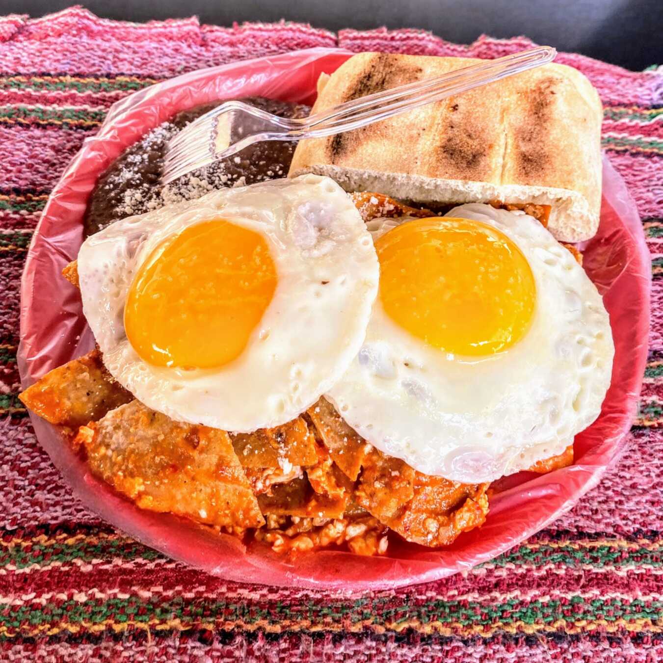 Chilaquiles con Dos Huevos Estrellados