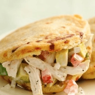 Arepa Rellena de Polllo Salteados