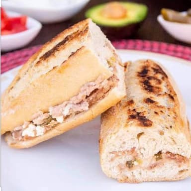 Lonche de Frijol con Queso Panela