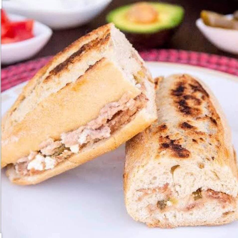 Lonche de Frijol con Queso Panela