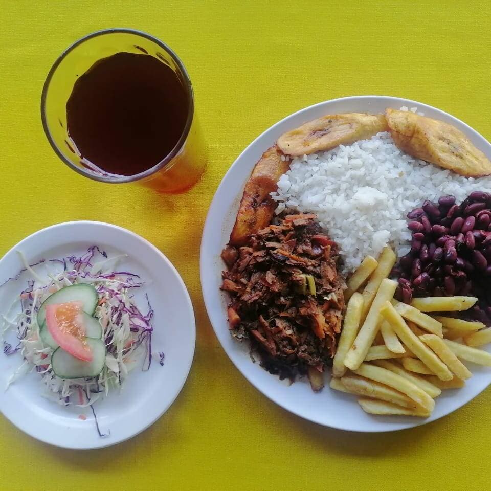 Casado Típico con Carne mechada