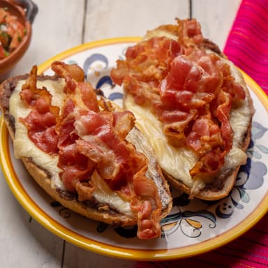 Molletes con Tocino