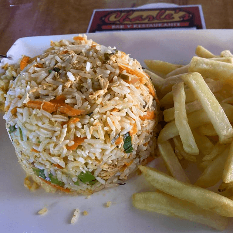 2 Enteros de Arroz con Pollo Charles y Refresco