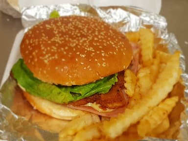 COMBO BURGER DE RES + PAPAS Y SODA