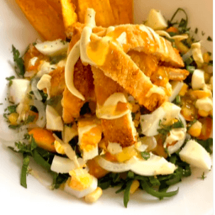 MILANESA DE POLLO + ENSALADA + TOTOPOS