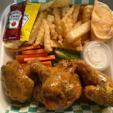 Alitas y Papas Fritas