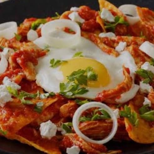 Chilaquiles rojos con pollo y huevo