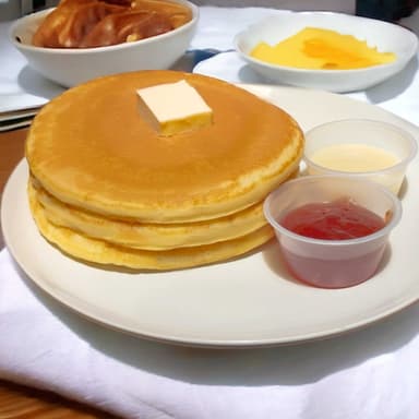 Hot Cakes & Jugo de Naranja (16 Oz)