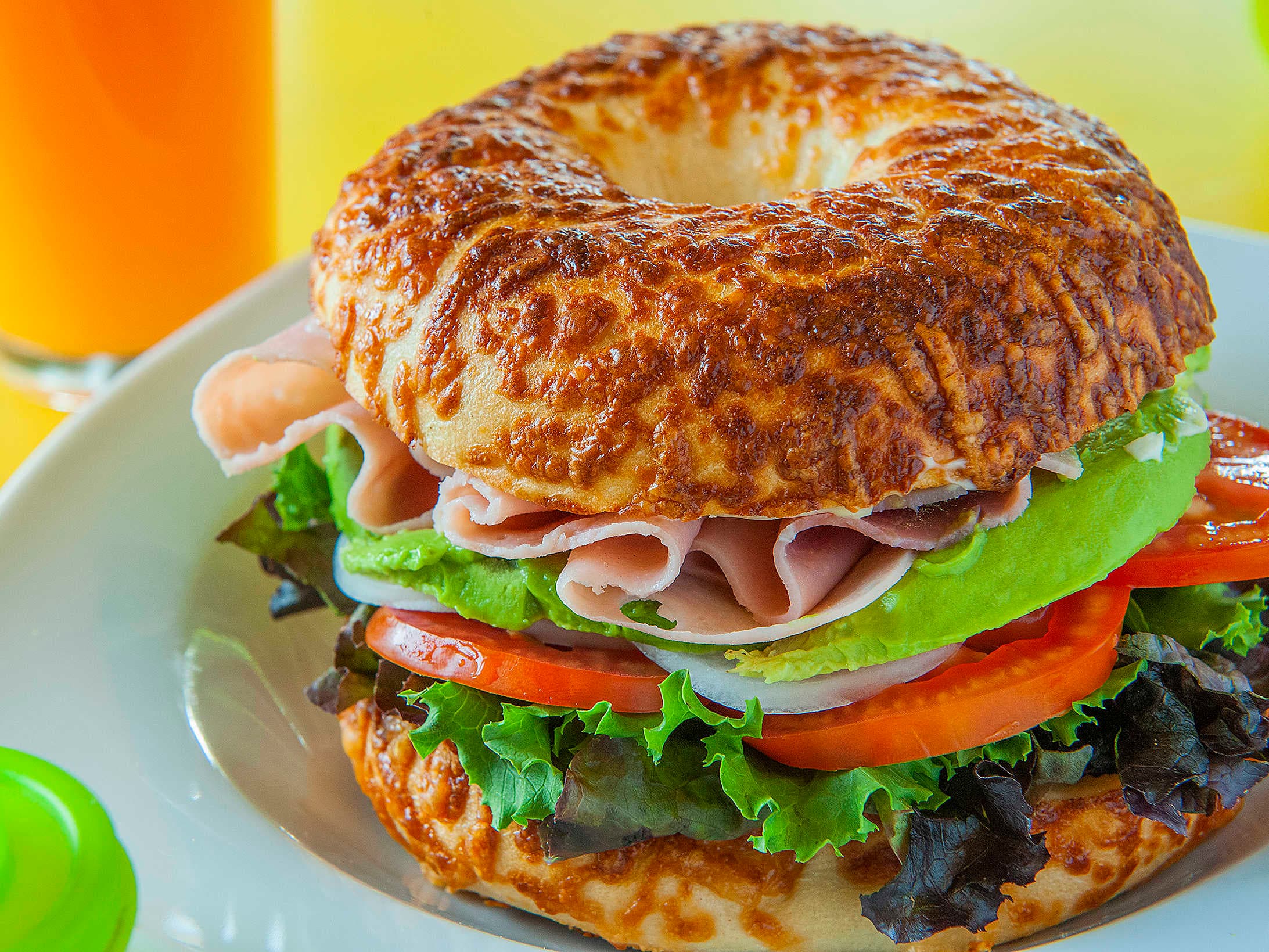 Bagel de Huevo con Jamón y Queso