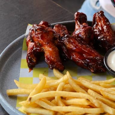 Alitas 15 pz + papas