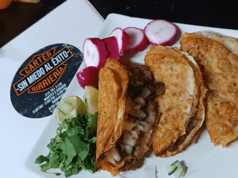 CARTER BIRRERIA  TACOS DE BARBACOA  HAMBURGUESAS Y KALCETINES