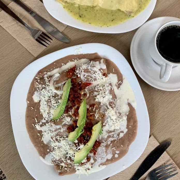 Enfrijoladas rellenas de queso incluye café