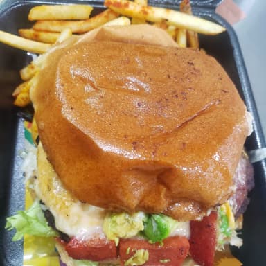 Salchiburger 🍔con Papas 🍟