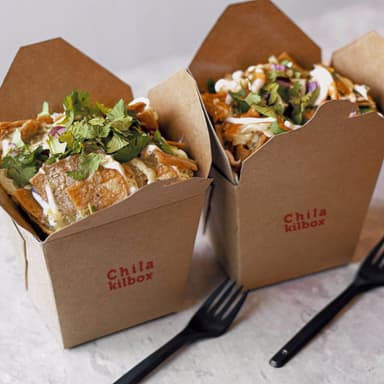 2 CHBX® Chilaquiles + 5 Toppings a elegir