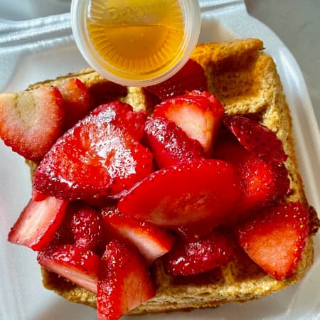 WAFFLES A BASE DE AVENA, FRUTA Y MIEL