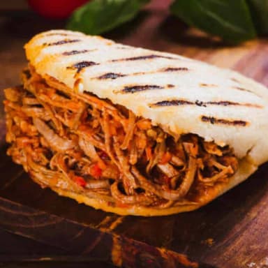 Arepa con Carne Mechada