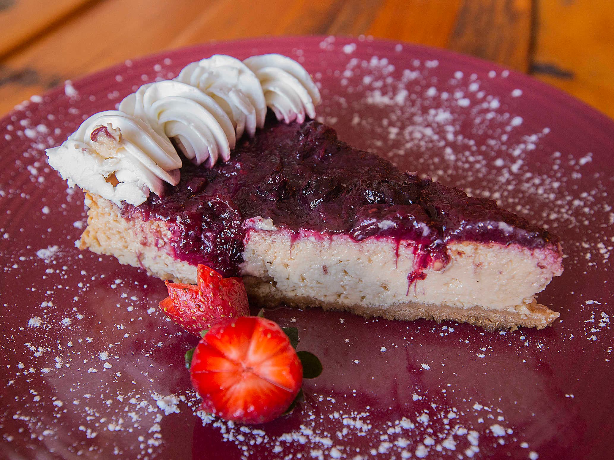 Pay de Queso con Mermelada de Frutos Rojos