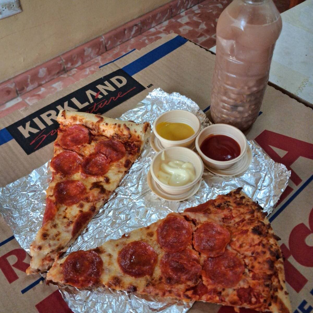 Dos Reb De Pizza De Costco mas aderezos y bebida