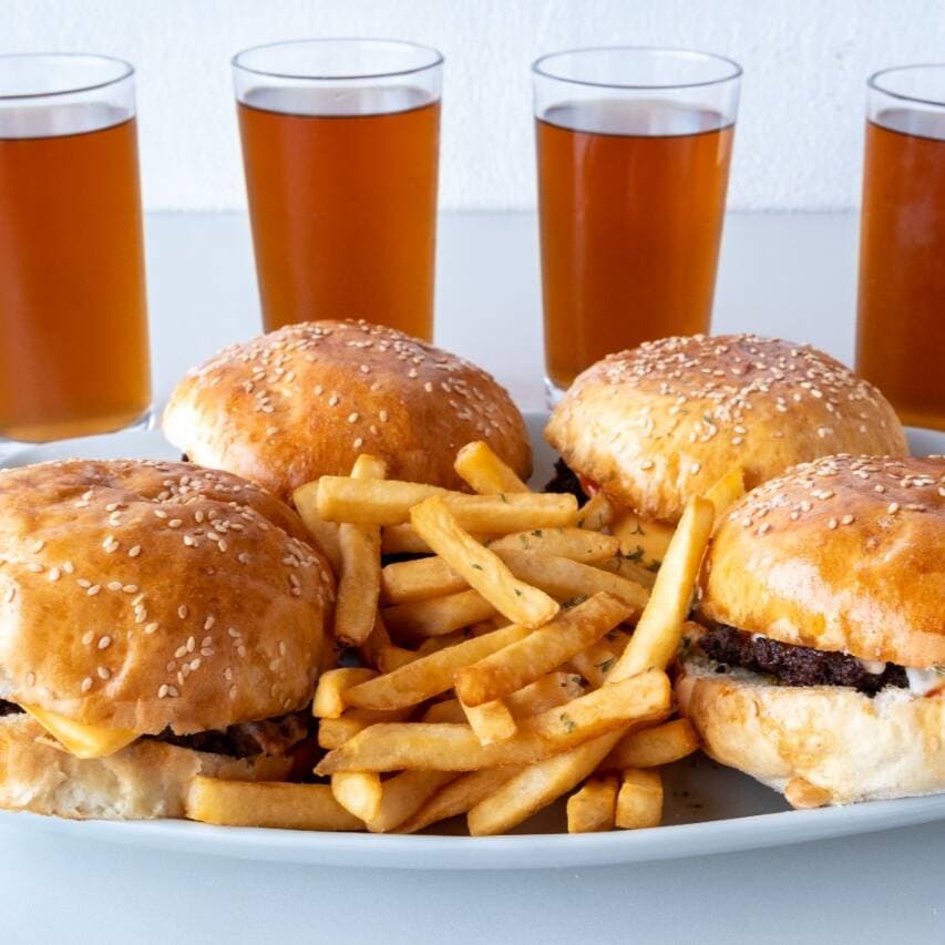 Combo 3: 4 cheeseburguer, 1 papa grande, 4 te frio