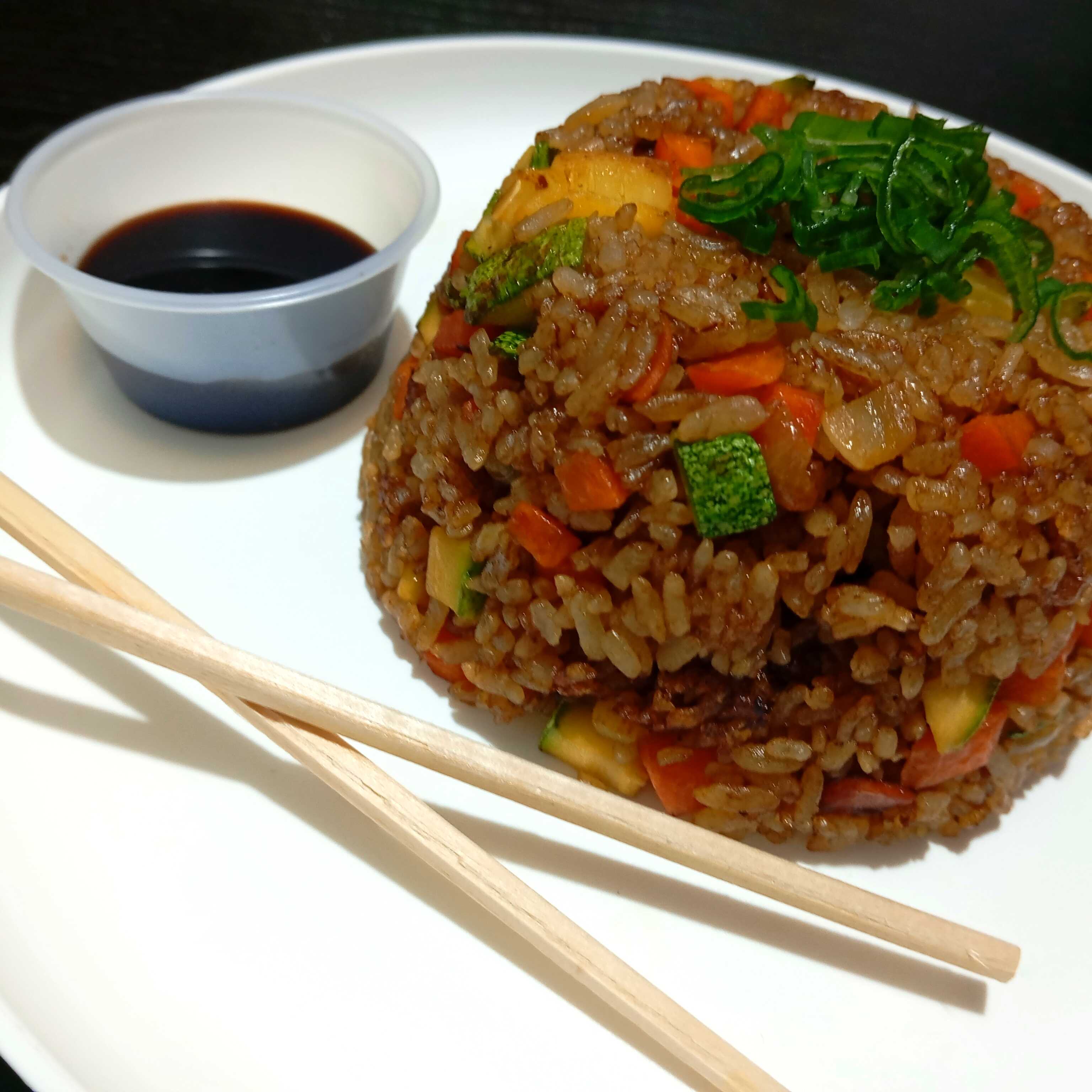 Yakimeshi de pollo