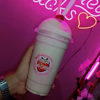 FRAPPÉ FRESAS CON CREMA
