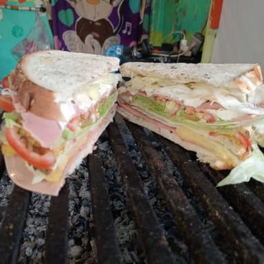 Sándwich CHORIQUESO (CHAN-WICHE)