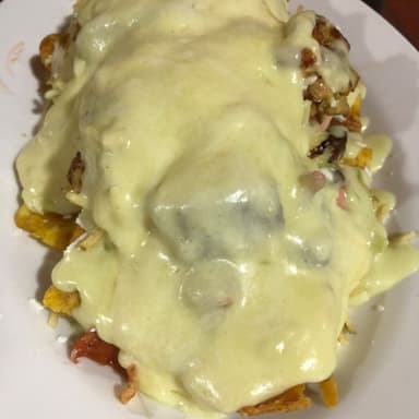 2X1 SALCHIPAPA GRATINADA + PERRO GRATINADO