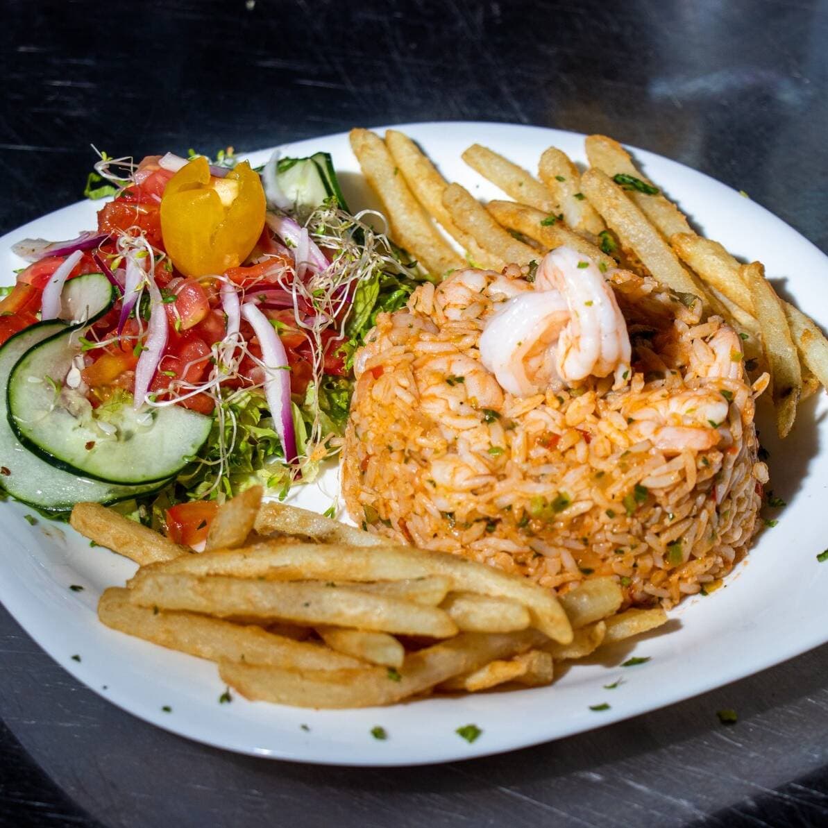 Arroz con Pollo + Papas Fritas + Ensalada