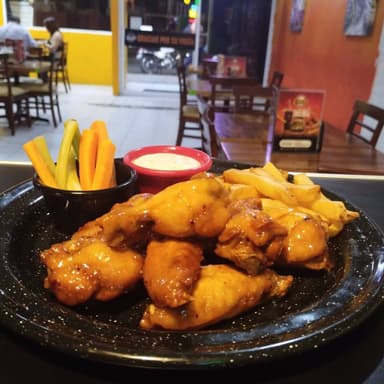 9 Piezas de Alitas con Papas Vegetales, Aderezo