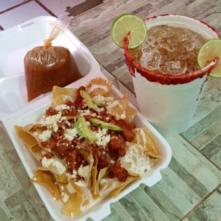 Chilaquiles de Longaniza con Michelada