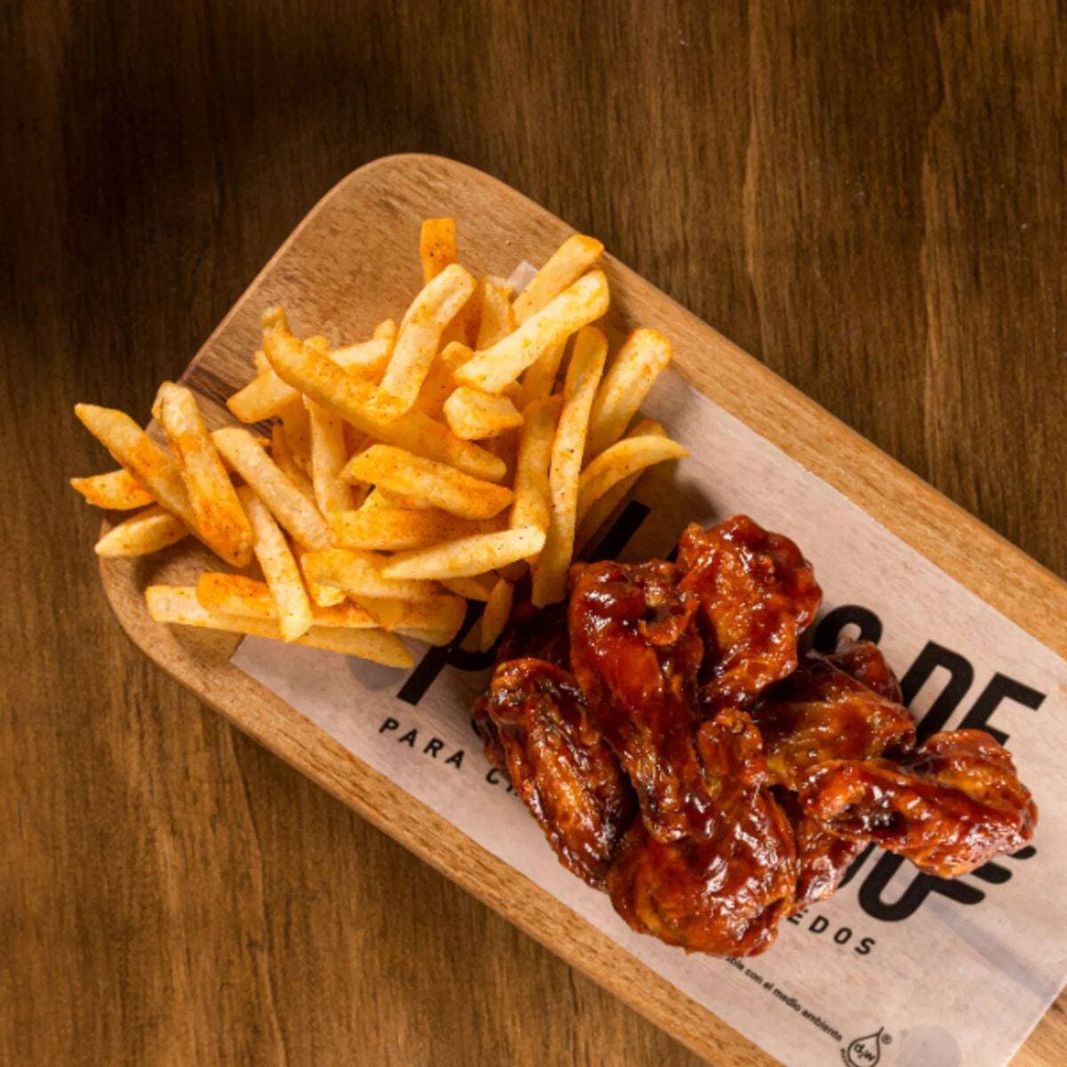 Chilling Wings x 30 + 2 salsas + 1 gaseosa 1.5 .