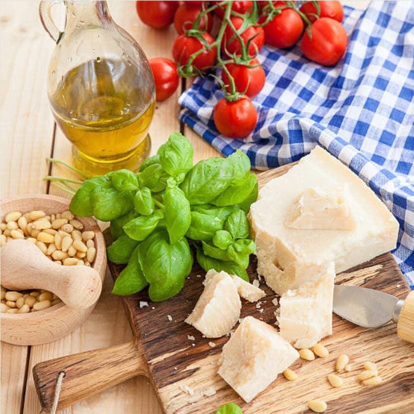 Ensalada con Pesto Artesanal, Nuez y Cherry