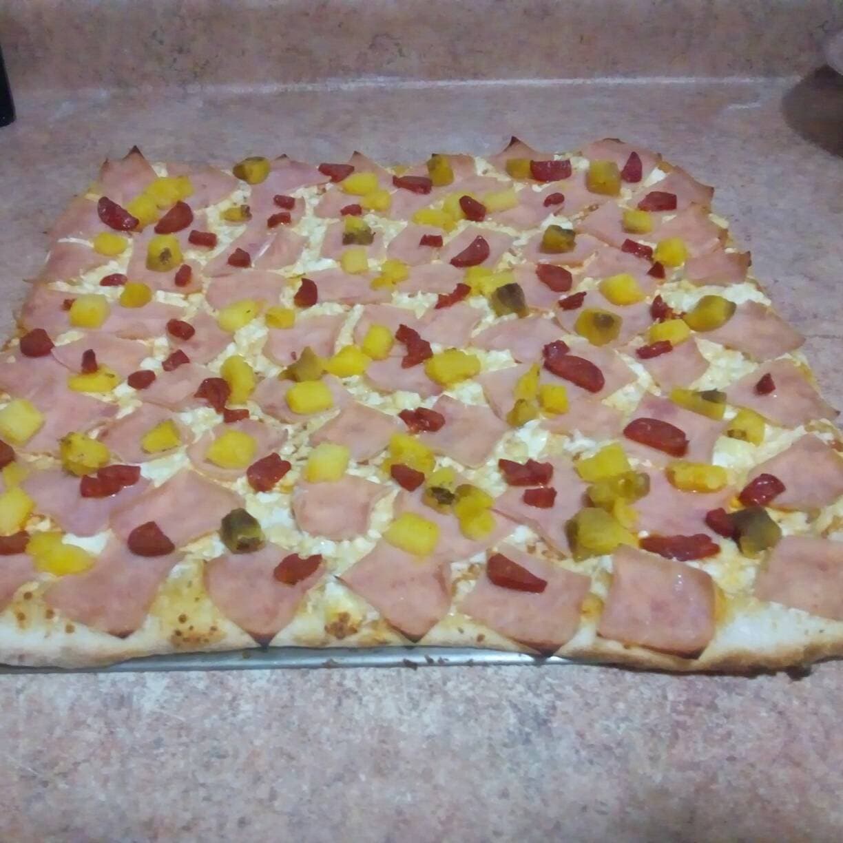Pizza Grande de Hawaiana y Chorizo