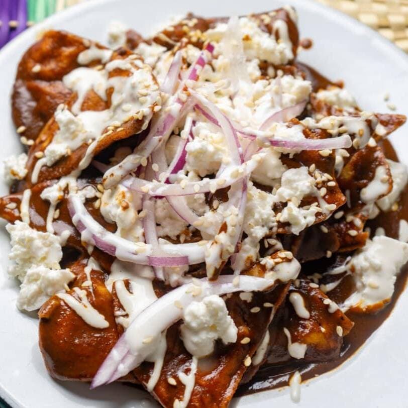 Chilaquiles con mole