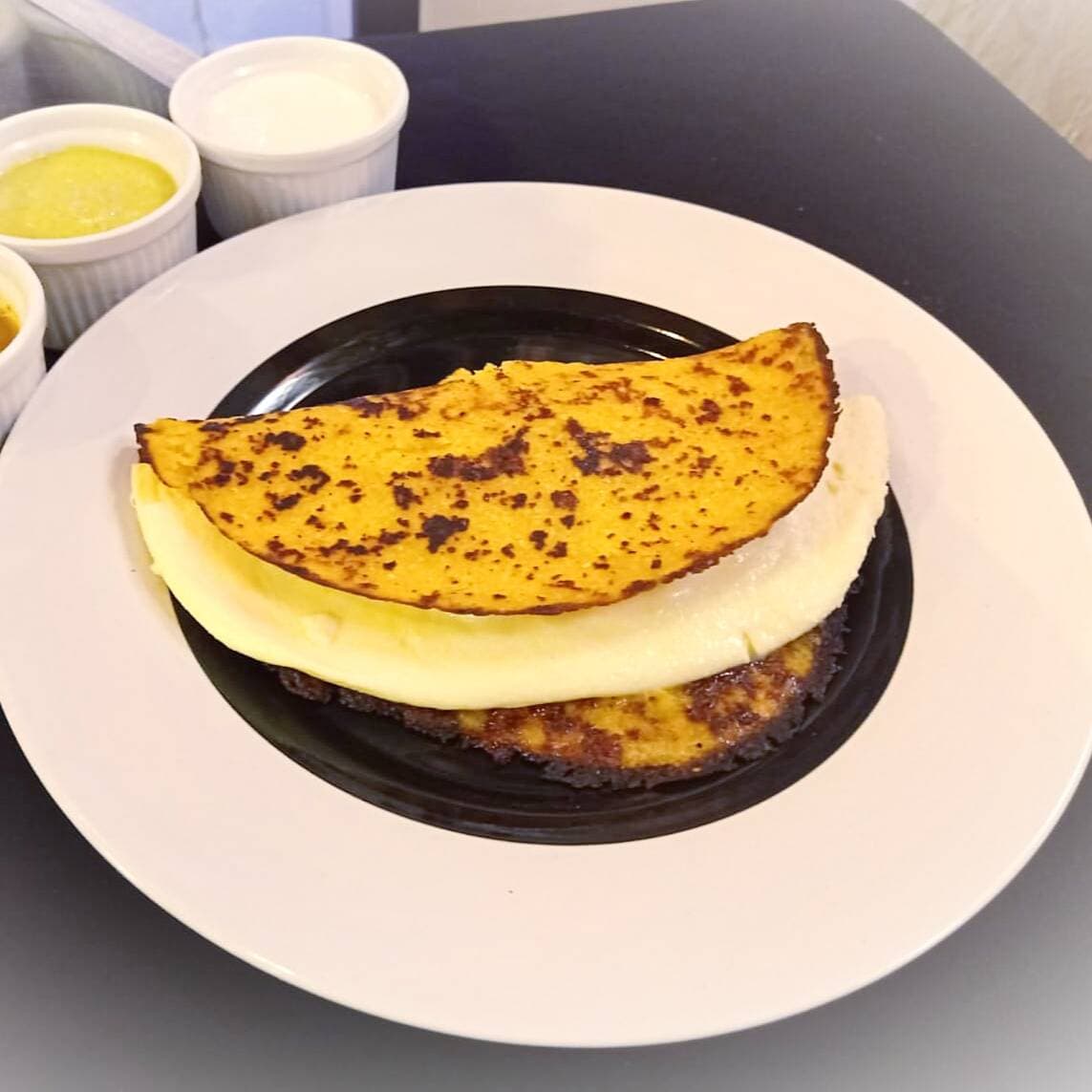 Cachapa con Cerdo Frito y Queso de Mano