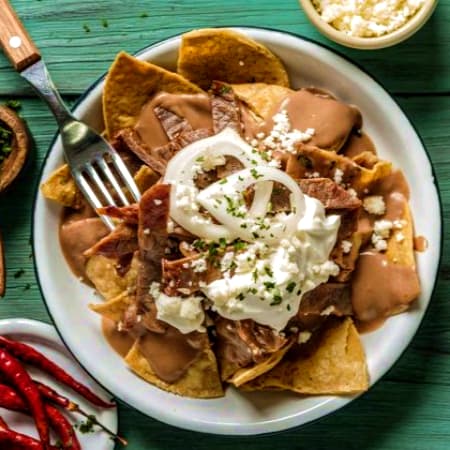 CHILAQUILES CON SALSA DE FRIJOL CON MILANESA