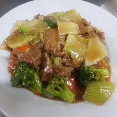 Arroz con Carne de Res y Verduras en Salsa
